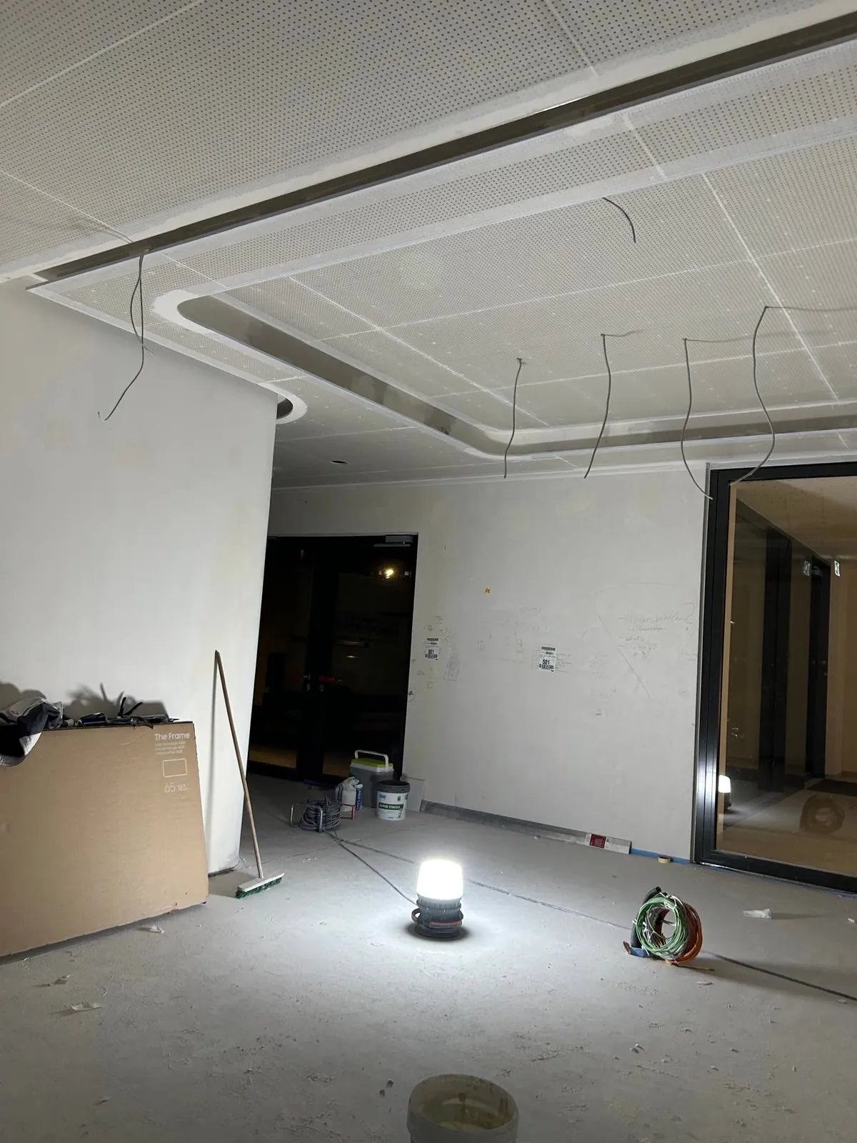 Abgehängte Decke mit Lichtvoute und Rundung im Rohbau