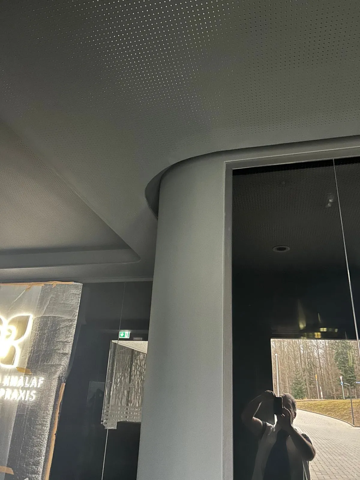 Fertige Akustikdecke mit Rundung im Eingangsbereich einer Praxis