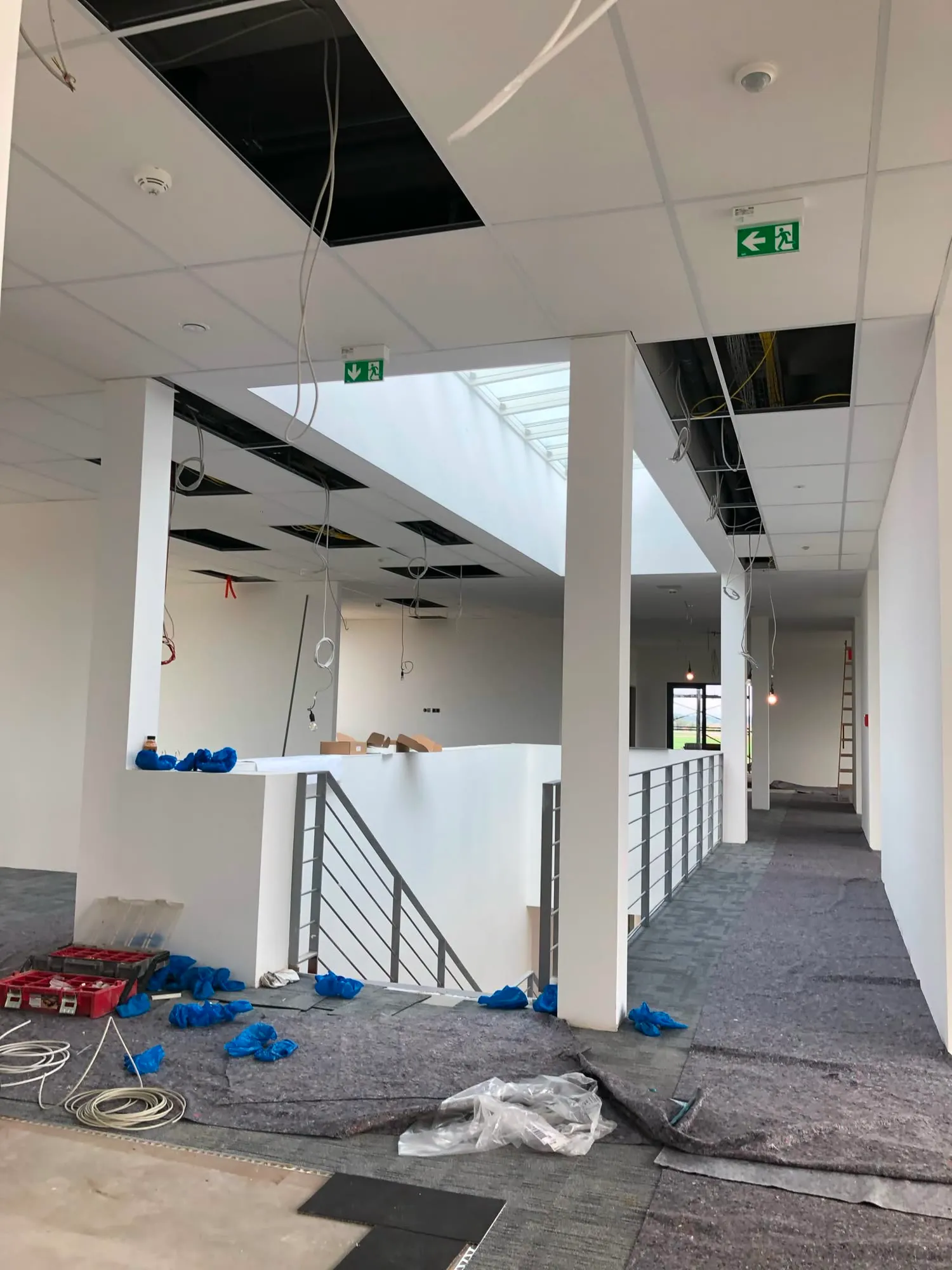 Bürogeschoss mit abgehängter Decke kurz vor der Übergabe