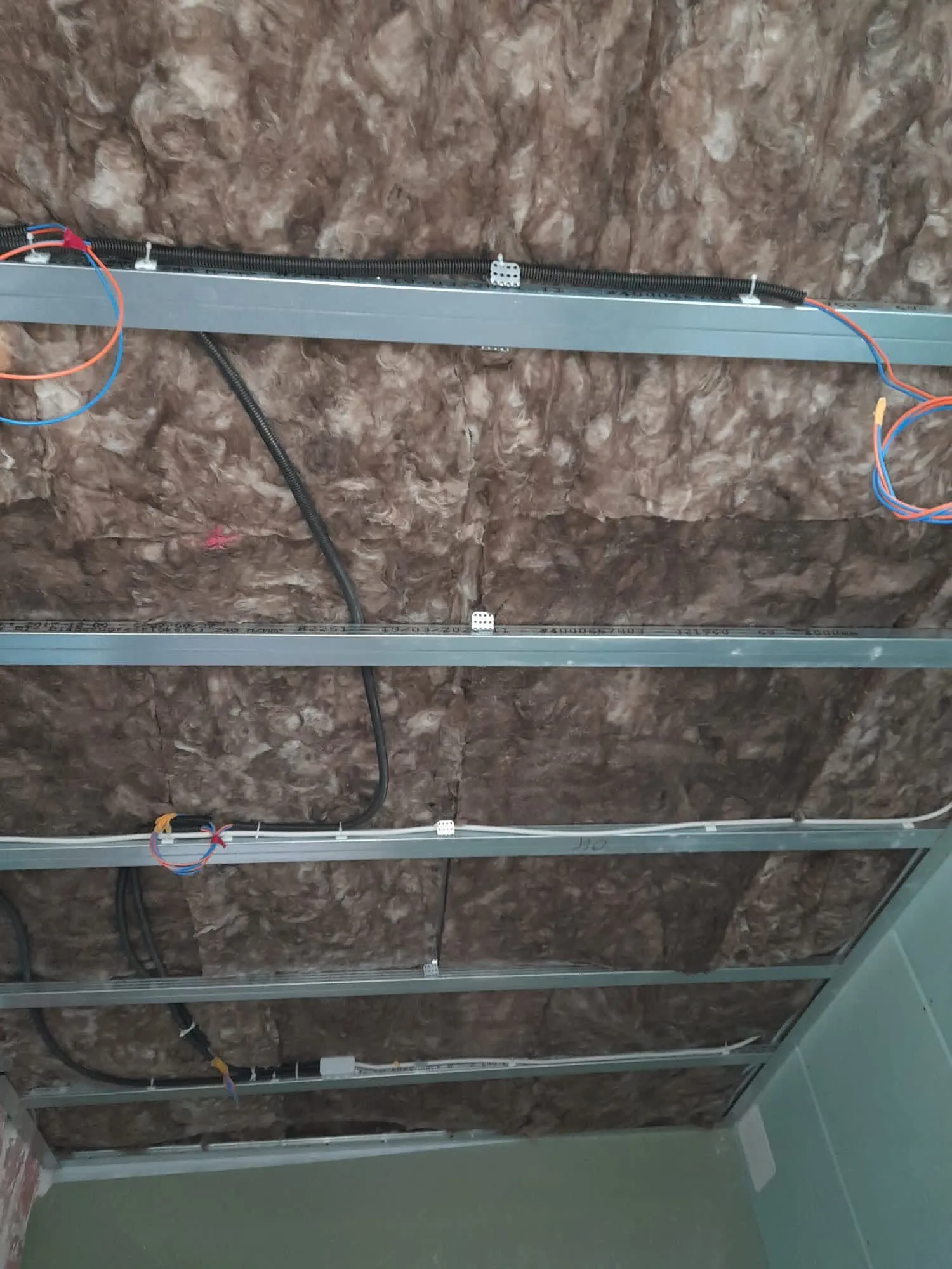 Deckendämmung mit Unterkonstruktion und verlegten Installationen