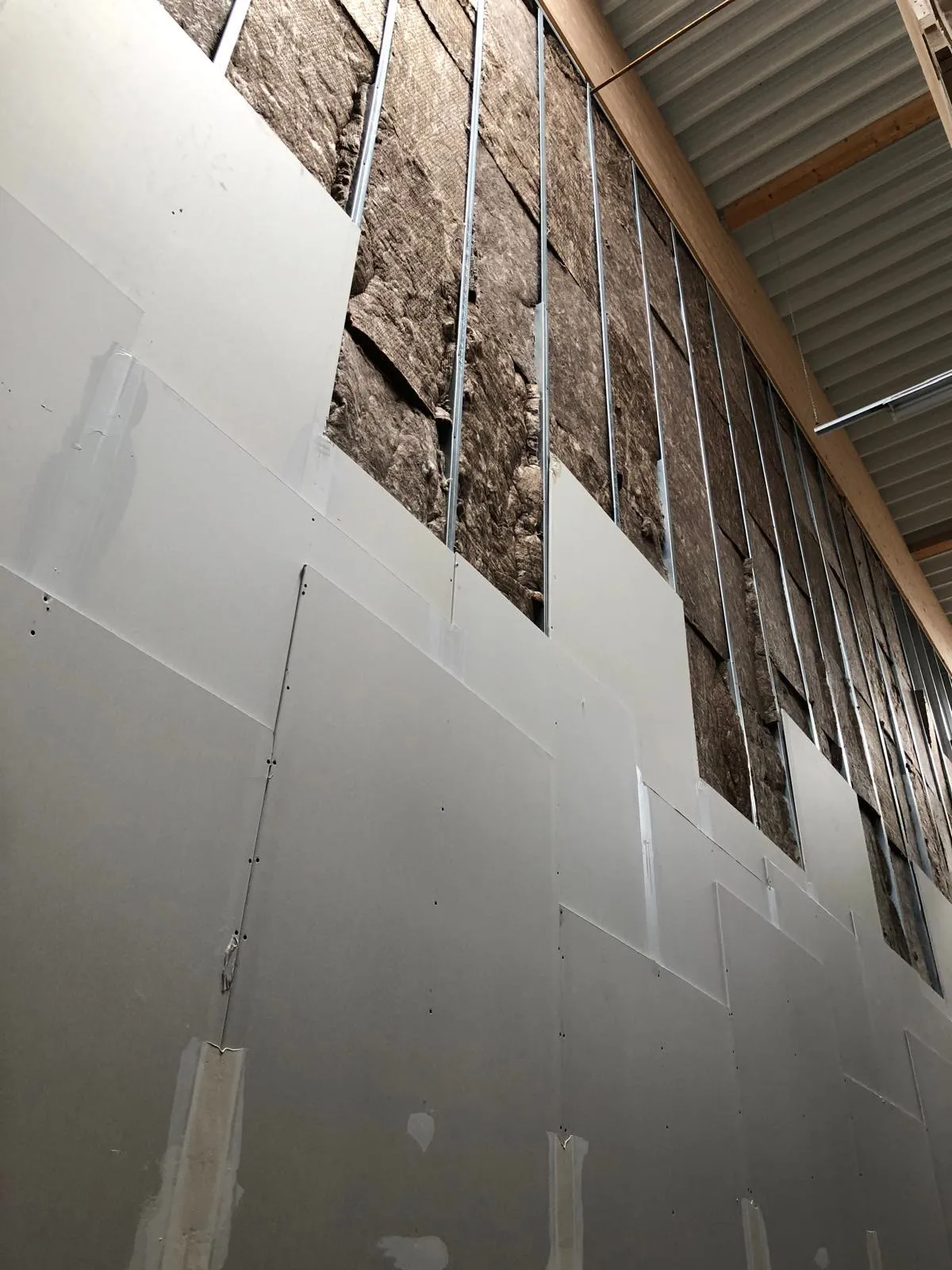 Dämmung zwischen Metallständern vor dem Schließen der Wand