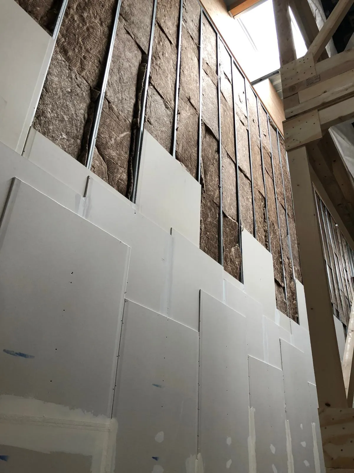Gedämmte Giebelwand unter Dachschräge im Ausbau