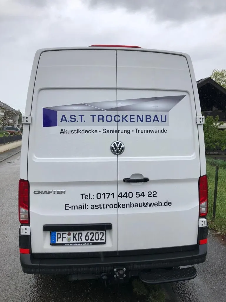 Firmenfahrzeug der A.S.T. Trockenbau mit Beschriftung
