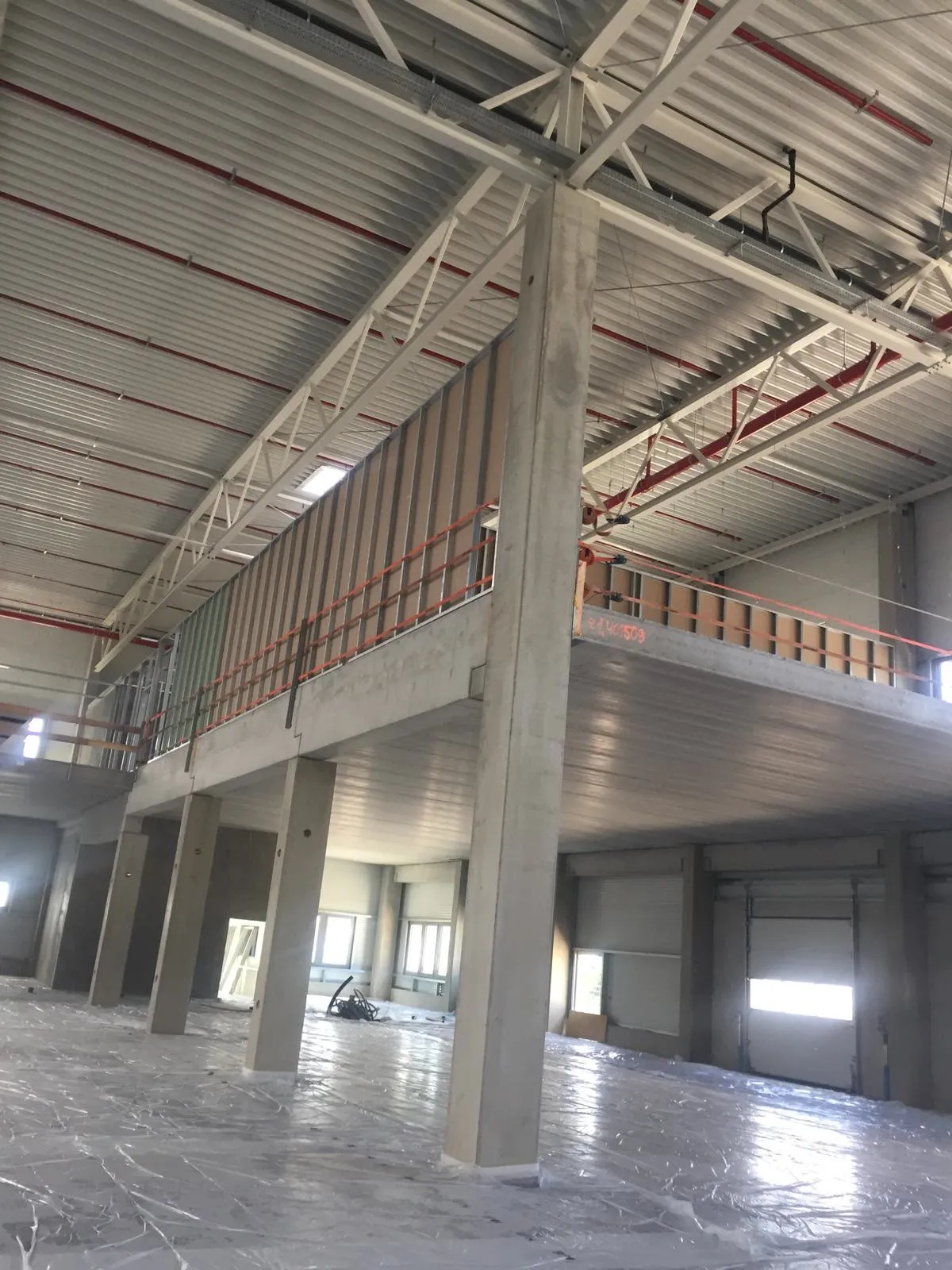 Galerieebene in einer Gewerbehalle mit beplankter Brüstung