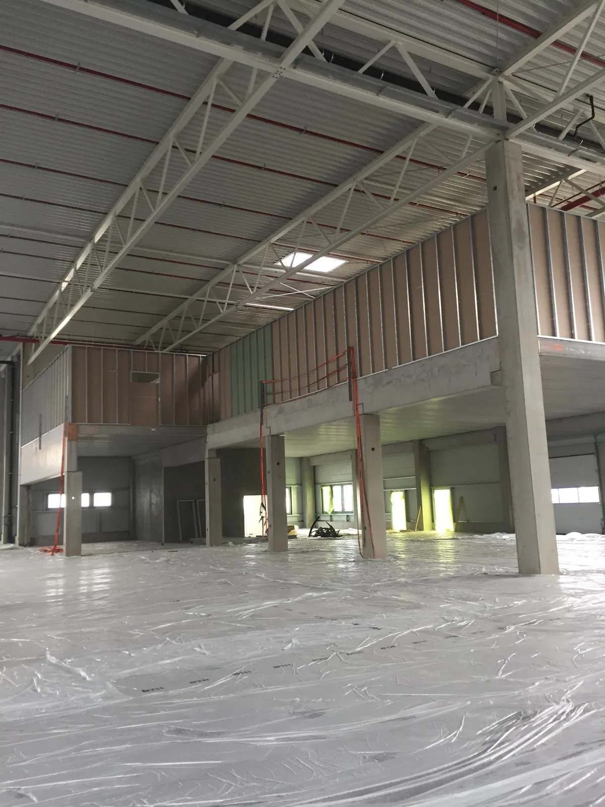 Gewerbehalle mit eingezogener Zwischenebene im Ausbau
