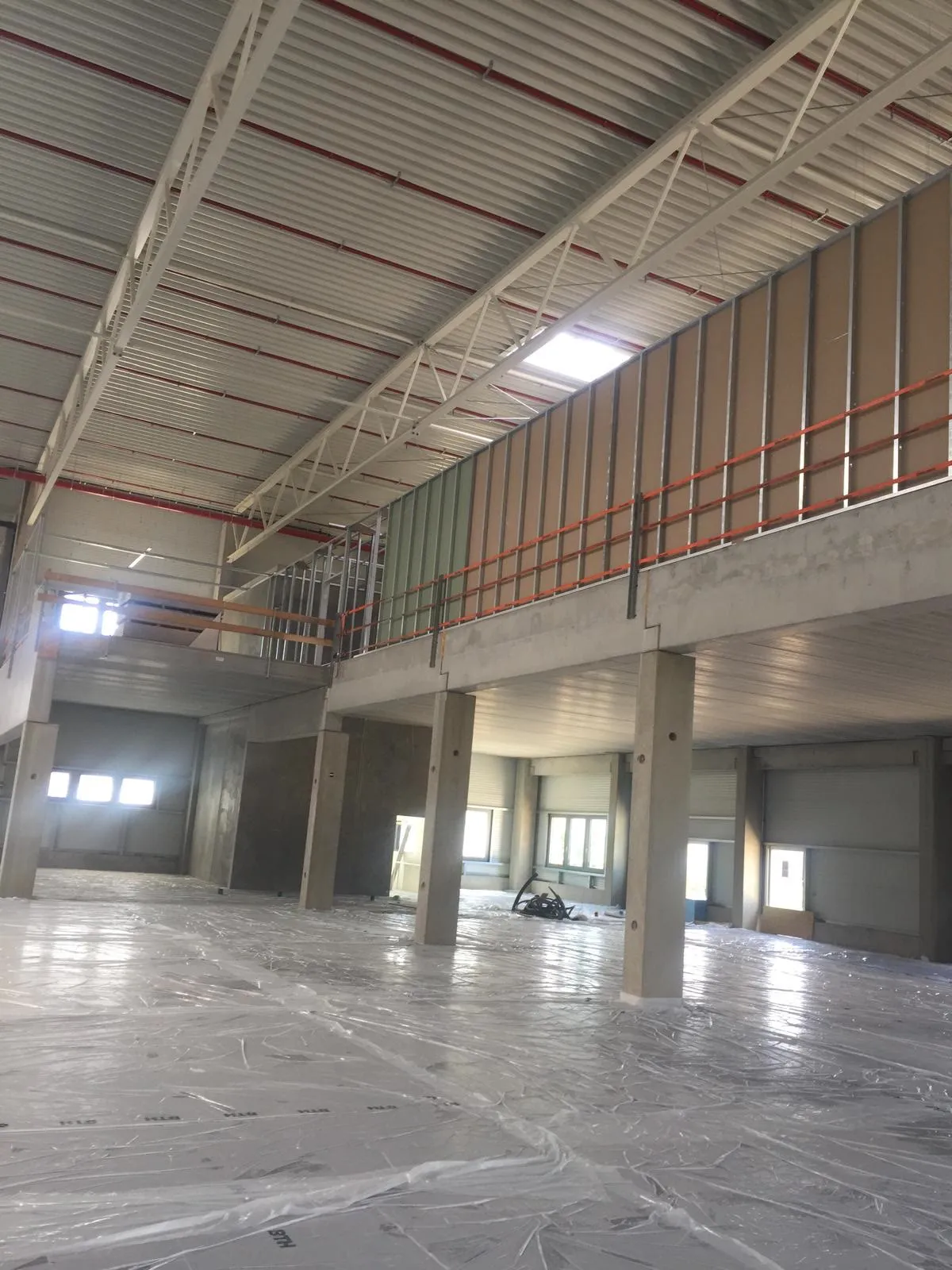 Innenausbau einer Produktionshalle mit Galerie und Trennwänden