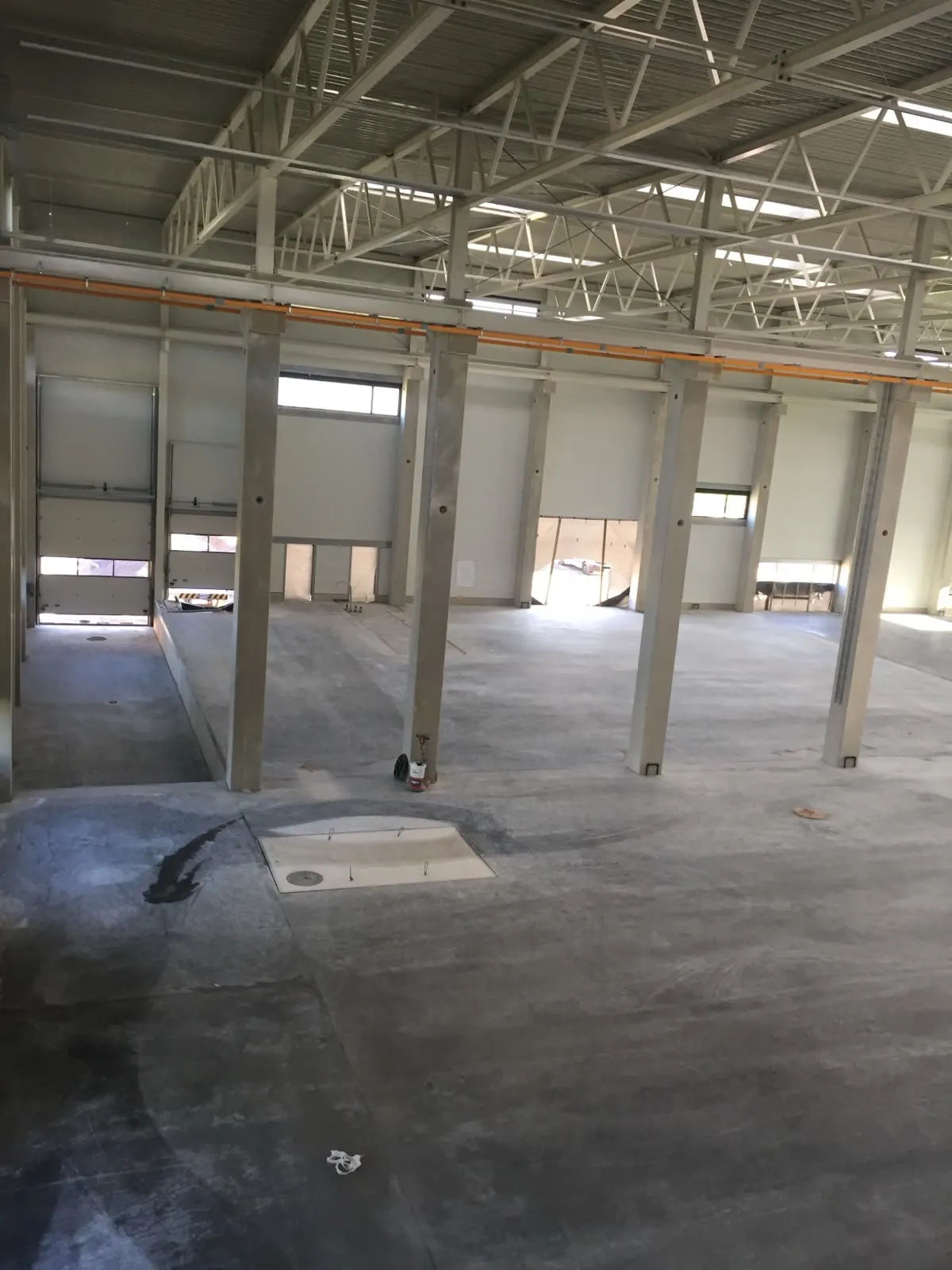 Gewerbehalle im Rohbau vor Beginn des Innenausbaus