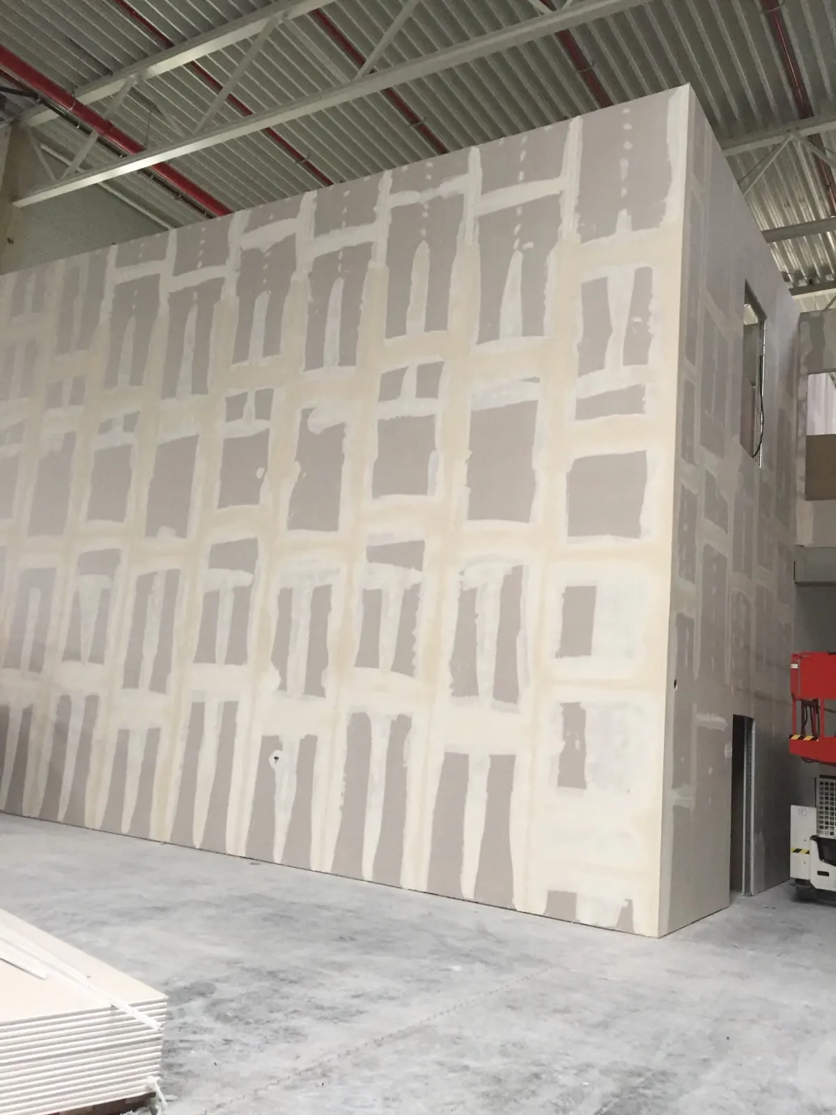 Großflächige gespachtelte Trockenbauwand in einer Halle