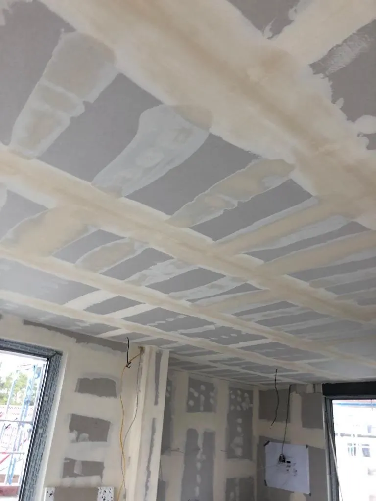 Beplankter Deckenunterzug im Innenausbau eines Neubaus