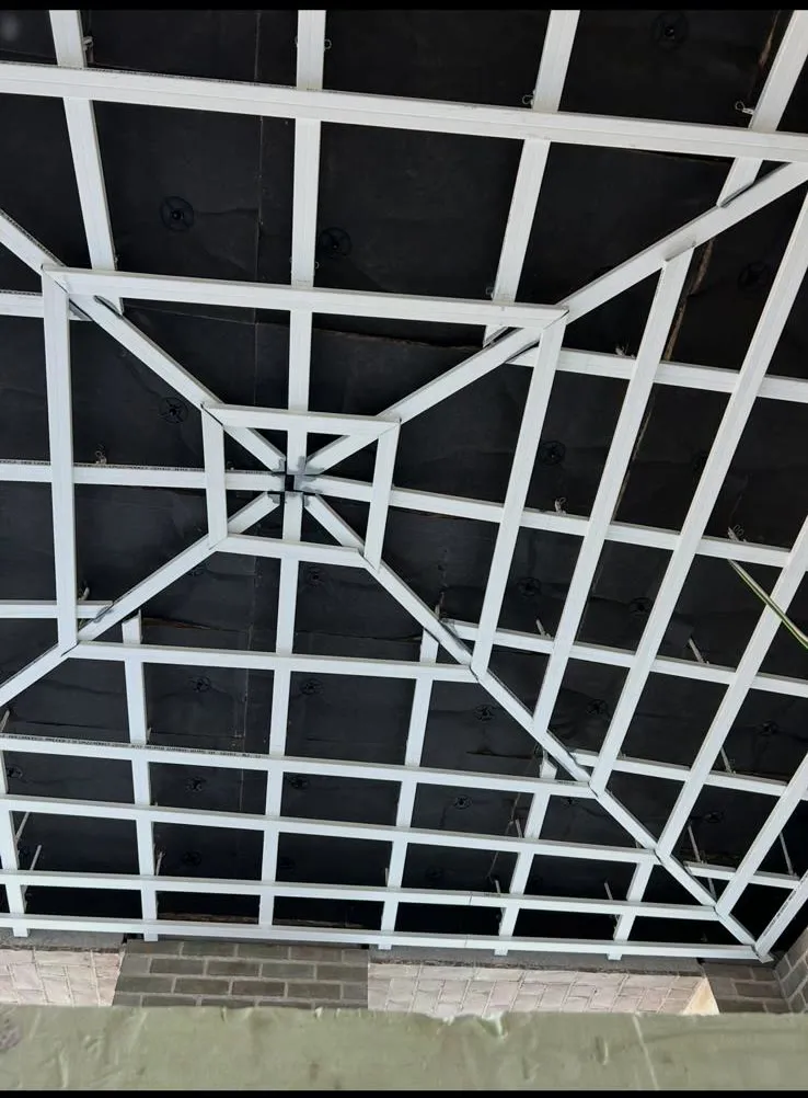 Detailaufnahme des Profilrasters einer Sonderform-Decke