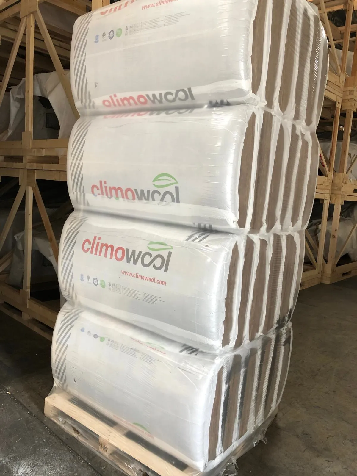 Verpackte Mineralwolle-Dämmung auf Palette im Lager