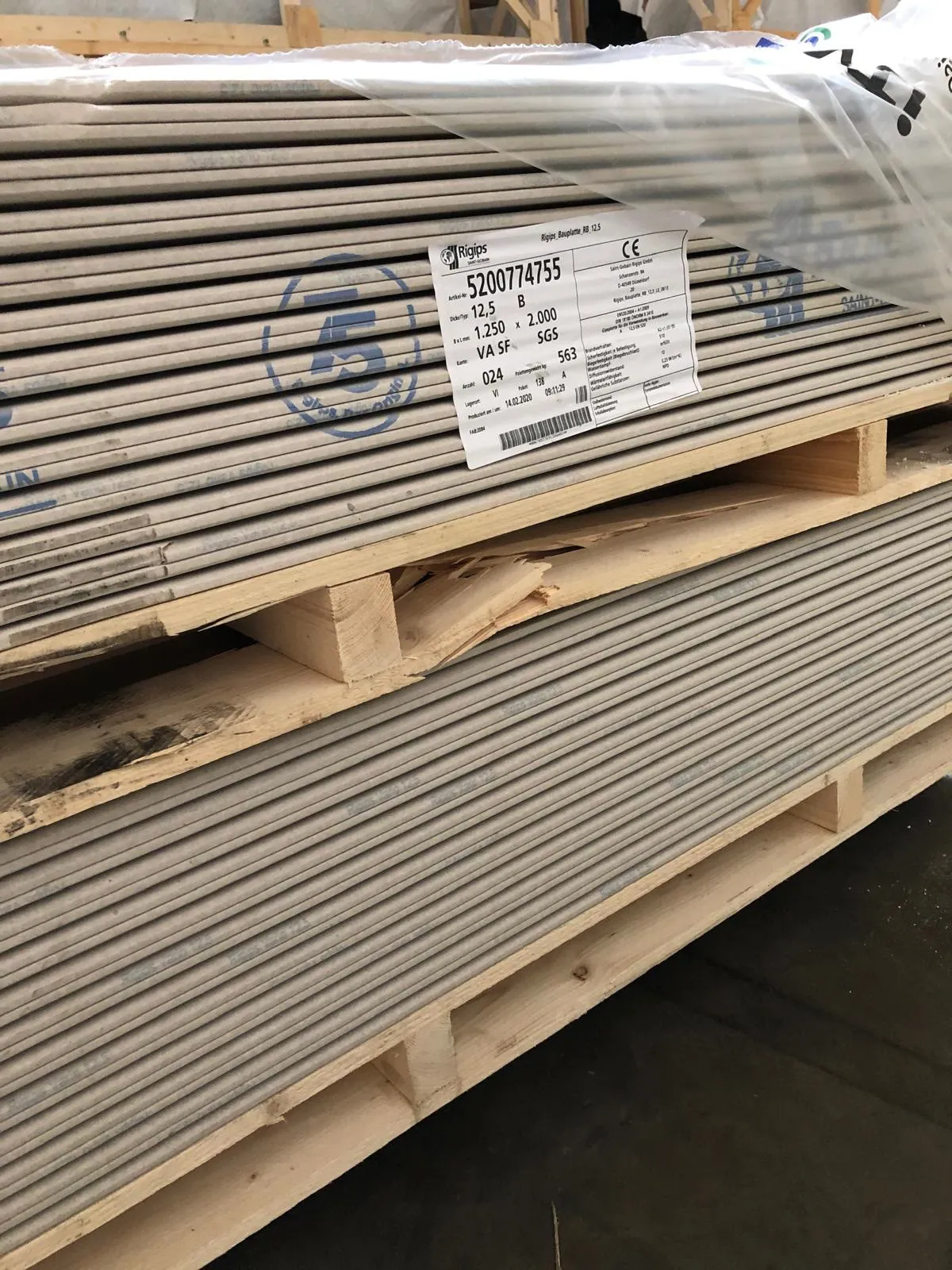 Palette Gipsplatten mit CE-Kennzeichnung auf der Baustelle