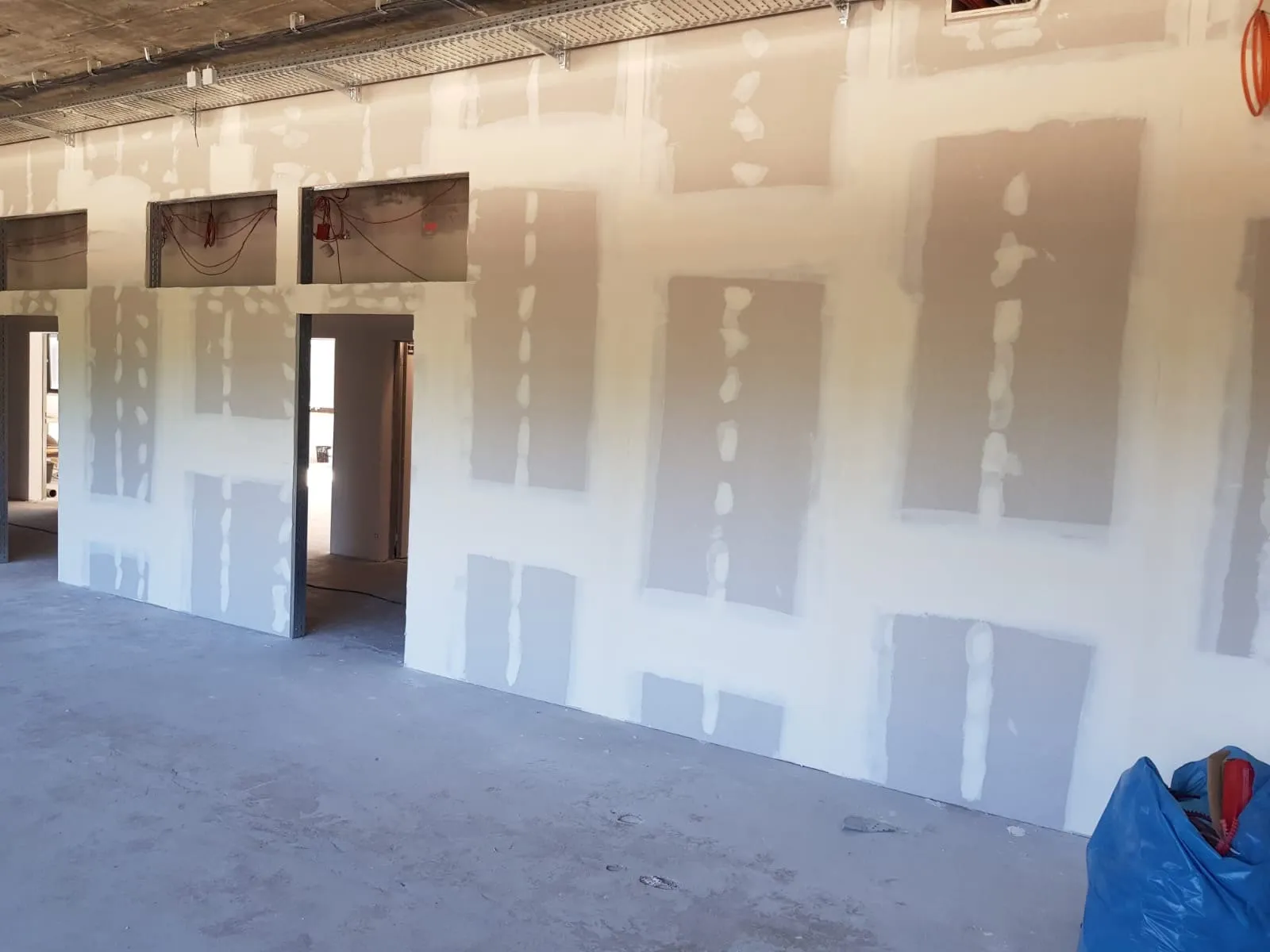 Gespachtelte Trennwand mit Türöffnungen im Rohbau