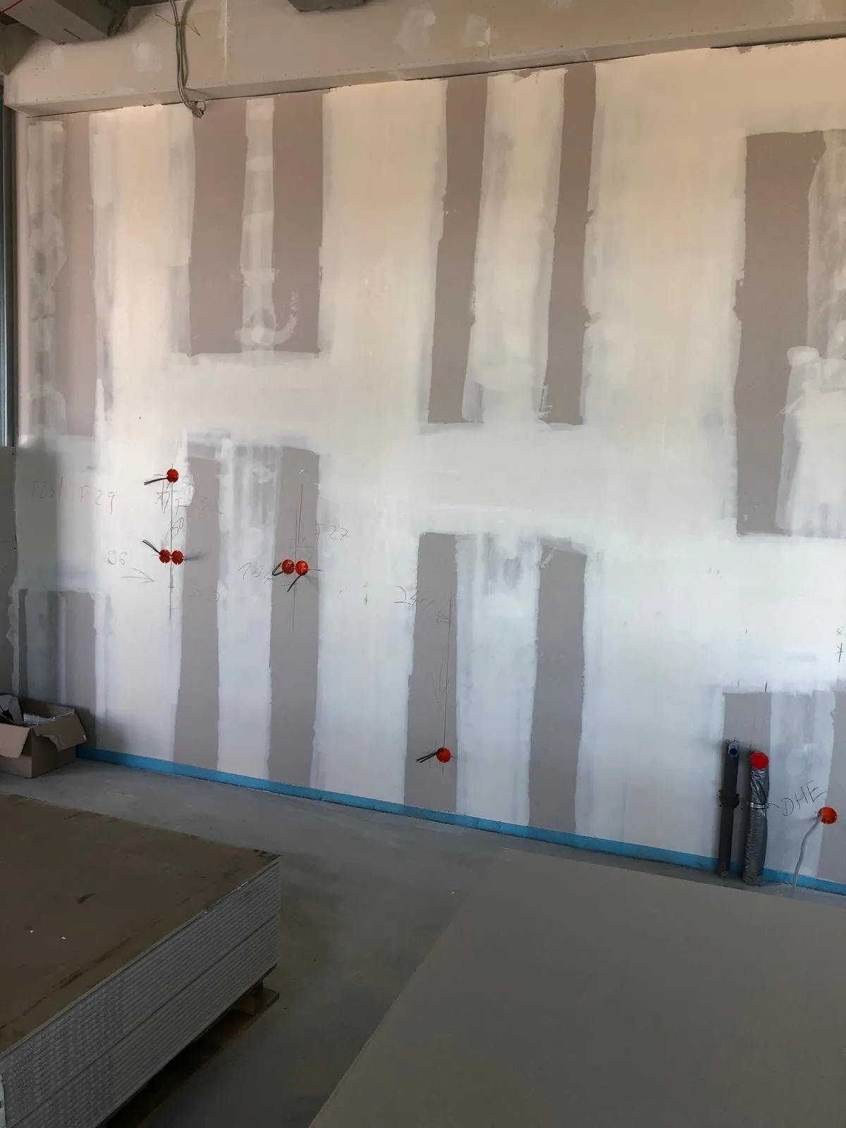 Beplankte Wand mit markierten Anschlusspunkten vor dem Finish